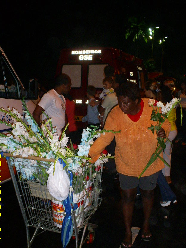 6 Ambulante vendendo rosas e palmas brancas Copacabana 01/01/2007