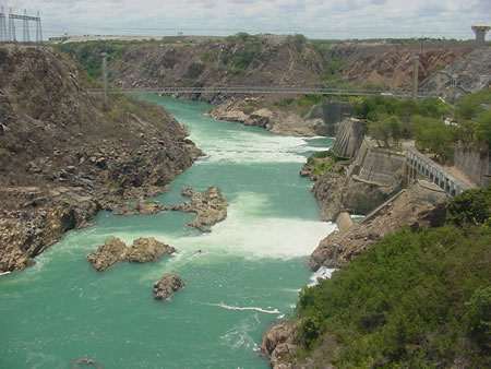 HIDROGRAFIA BRASILEIRA Os rios possuem duas características em especial: INTERMITENTES: Tem sua vazão diminuída ou nula durante os períodos de estiagem.