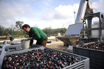 Entrega Recolha Actualmente pode depositar as cápsulas usadas nos seguintes locais: Departamentos Comerciais Lojas Delta Q Lojas Alentejo (Campo Maior e Elvas) A Delta Cafés usa a sua rede de