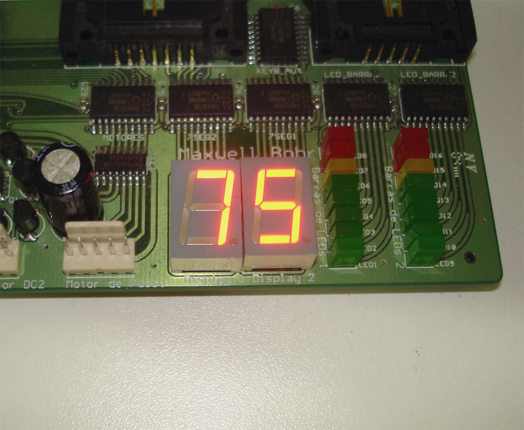 ComboBoxDisplay.ItemIndex,segmentos); Com isso finalizamos o código e já podemos testar nosso programa. A aparência final do programa ficou assim. Figura 13: Programa finalizado.