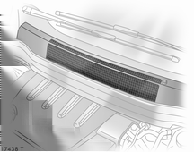 132 Climatização Manutenção Entrada de ar As entradas de ar à frente do pára- -brisas no compartimento do motor deverão permanecer desobstruídas de modo a permitir a entrada de ar.