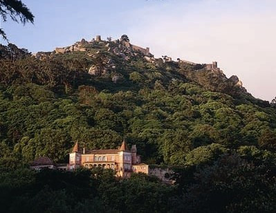 água da fonte que ali existia. Aos poucos e poucos, as melhoras eram já visíveis, e em pouco tempo o rapaz ficou curado.