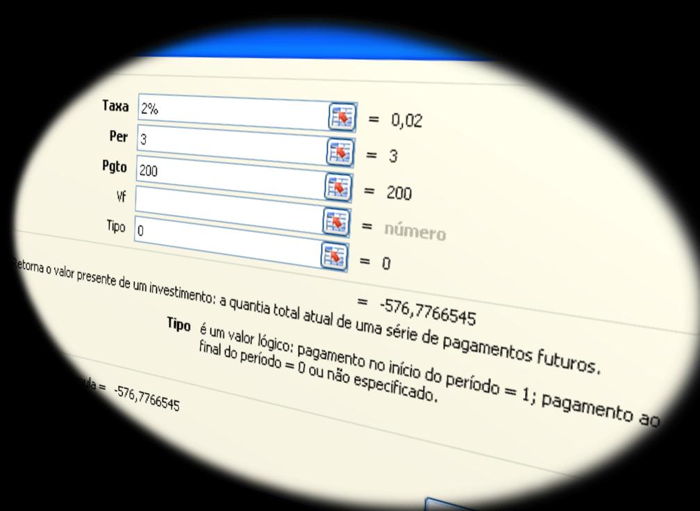 A taxa negociada é de 2% ao mês e o regime é de capitalização composta.