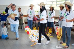 Ações Institucionais Um dia diferente Cerca de 450 voluntários, entre alunos, ex-alunos, pais, colaboradores e convidados,