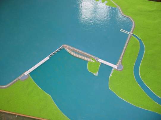UHE JIRAU - Características 4 Barragem: Altura máxima: 53m Extensão: 575m Eclusa Barragem de solo e enrocamento Geração: 46 turbinas com 75 MW de potência unitária
