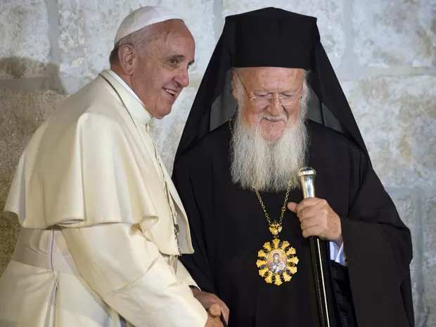 Religião: o Cisma do Oriente Monofisistas (Eutiques) negação da santíssima trindade (Cristo apenas com natureza divina). Iconoclastas destruição de imagens(ícones).