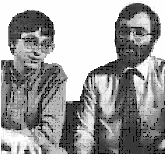 Em 1975, os estudantes William (Bill) Gates e Paul Allen criam o primeiro software para microcomputador, o qual era uma adaptação do BASIC (Beginners All- Purpose Symbolic Instruction Code, ou