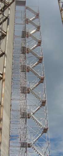 Elementos Adicionais: ESCADAS Escada em alumínio H=2m L=61cm Largura de 1,09m a 2,57m.