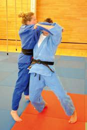 Exemplo de um exercício para desenvolver a potência com o Judo: 10 repetições cada sem descanso. O peso usado é entre 50 a 70% da carga máxima.