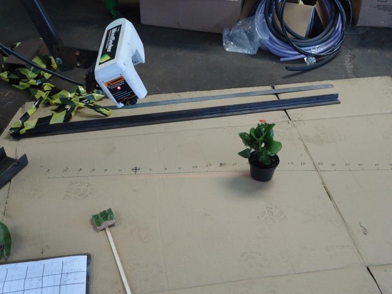 Materiais e métodos Papelão colocado com escala dividida de 5 em 5 cm, conforme foto Alvo construído utilizando uma folha de árvore fixa numa haste Alvo passado pelo
