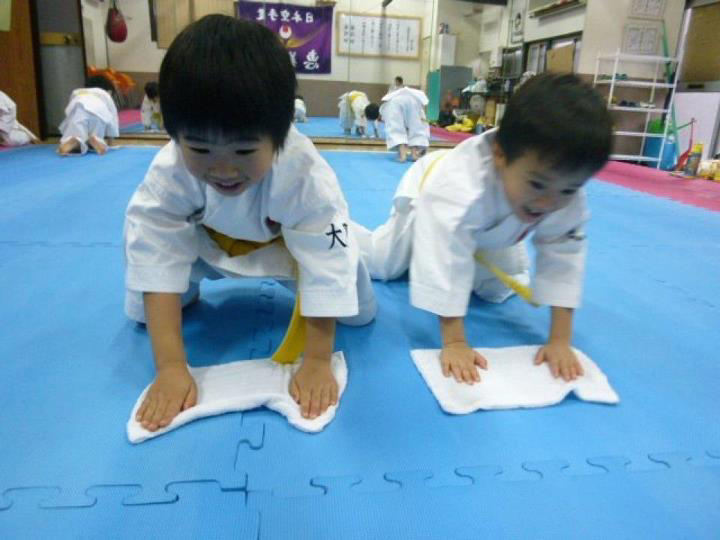 Soji no Jikan A hora da limpeza No Japão, uma das tradições nas escolas e também nos dojôs de artes marciais é que é chamado de Soji,à ueàsig ifi aà li pa.