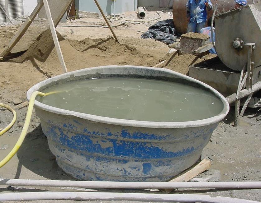 A água utilizada na mistura do concreto, deve ser isenta de teores prejudiciais de substâncias estranhas, tais como óleo, ácidos, sais matéria orgânica e outras que possam interferir nas reações da