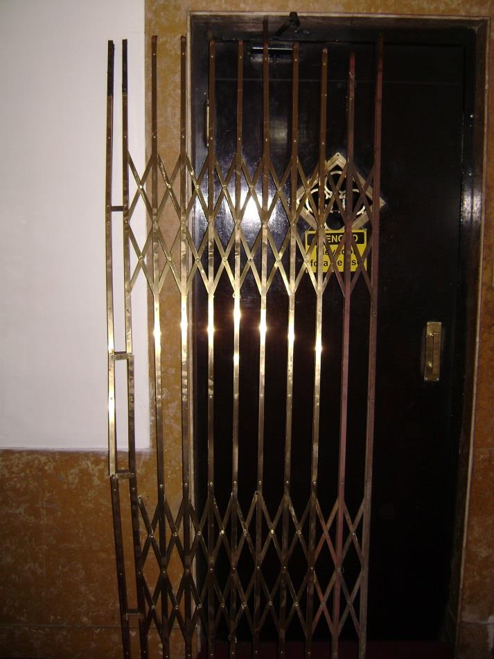 Portas de elevadores Porta sem proteção do fecho prejudica na segurança
