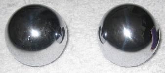 As bolas de Taylor Fabricação de bolas de aço para mancais de bicicletas. Pagamento por dia 120 moças verificam a perfeição das esferas de aço.