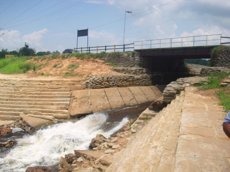 construção de nova ponte ao lado.