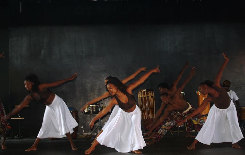 Apresentação O Grupo Cultural AfroReggae possui oito Grupos Artísticos AR21, Afro Circo, Afro Lata,