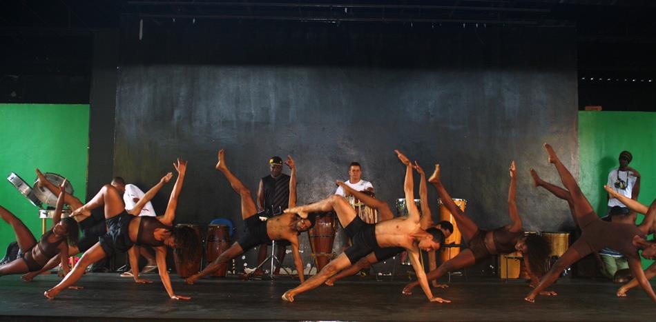 A União entre a Dança e a Música O grupo Makala foi convidado para abrir o Encontro Internacional de Jovens, na Australia, com outros grupos de dança de diferentes nacionalidades.