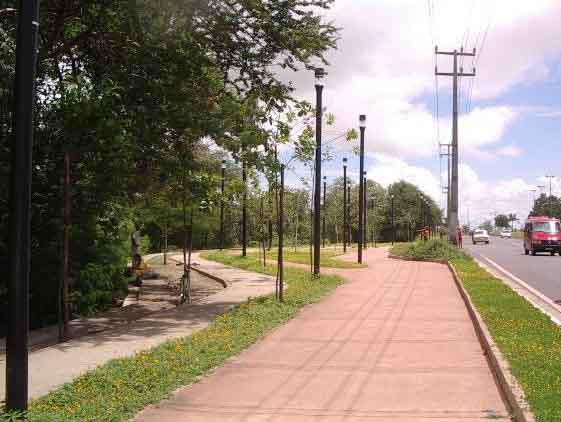 Mais de 40 km de pista de caminhada Mais de 40 km de ciclovias 22,4 km de vias perimétricas 24 quiosques 10