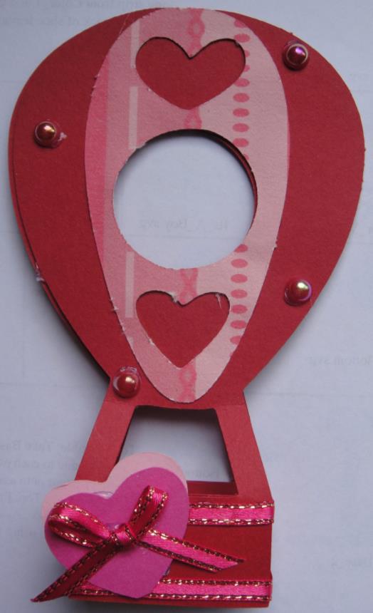 Ref.: CL13 Preço: 4,50 Lembrança de casamento caixa Cupido. Em cartolinas com aplicação de meias pérolas. Doces e corações não incluídos. Possível noutras cores e com outras aplicações. Ref.