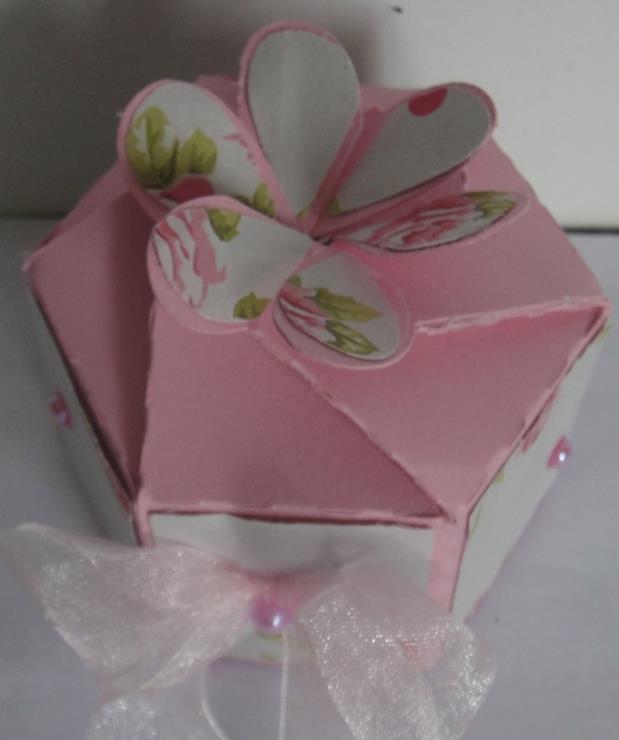 Ref.: CL17 Preço: 2,80 Lembrança de casamento caixa flor. Em cartolina com aplicação de papel manteigueiro, fita e meias pérolas. Possível noutras cores e com outras aplicações. Ref.