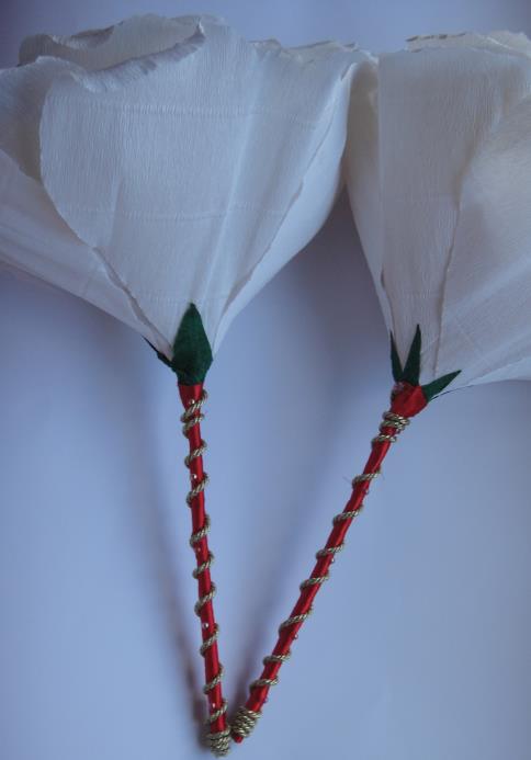 Ref.: CR2 Ramo de Noiva - Flores Gigantes de Papel Crepe Flores feitas com papel crepe, pé da flor decorada com fitas e meias pérolas.