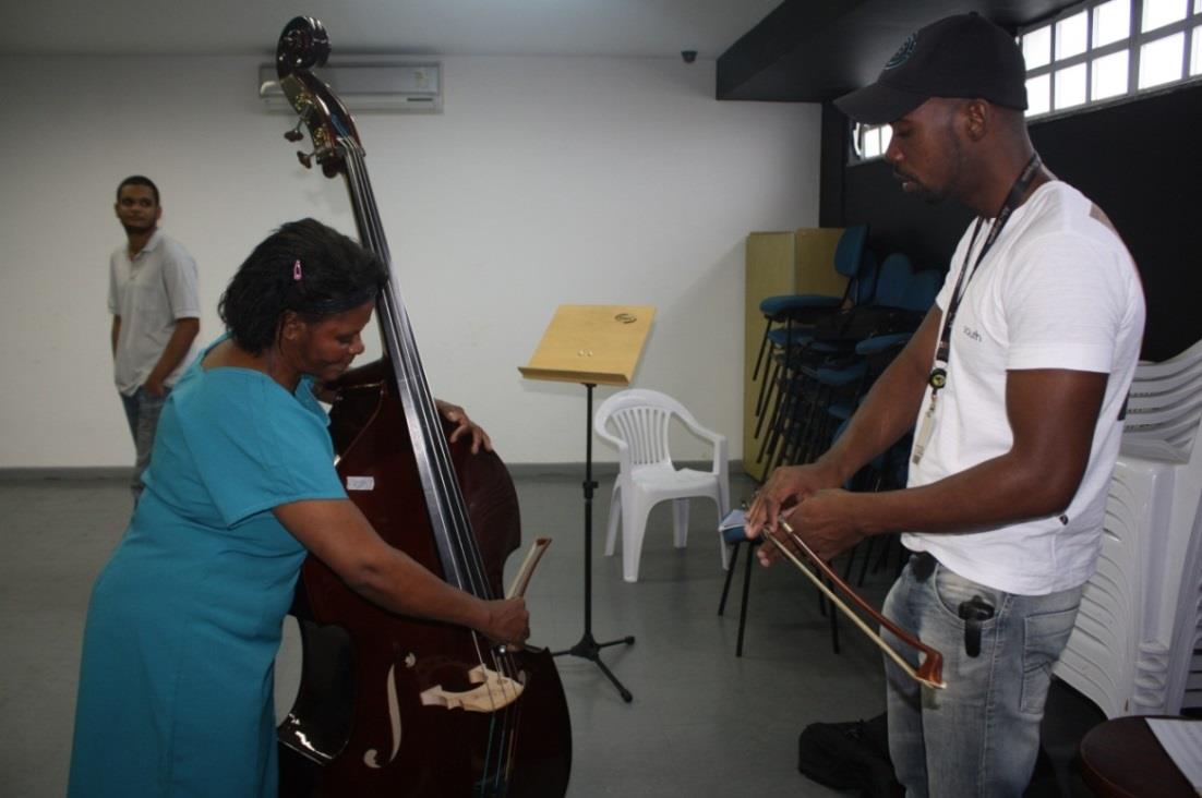 Contrabaixo Eu sempre fui apaixonado por música. Quando descobri que tinha oficina de música no AfroReggae fui ver quais instrumentos eles ensinavam, e foi quando eu descobri o Contrabaixo.