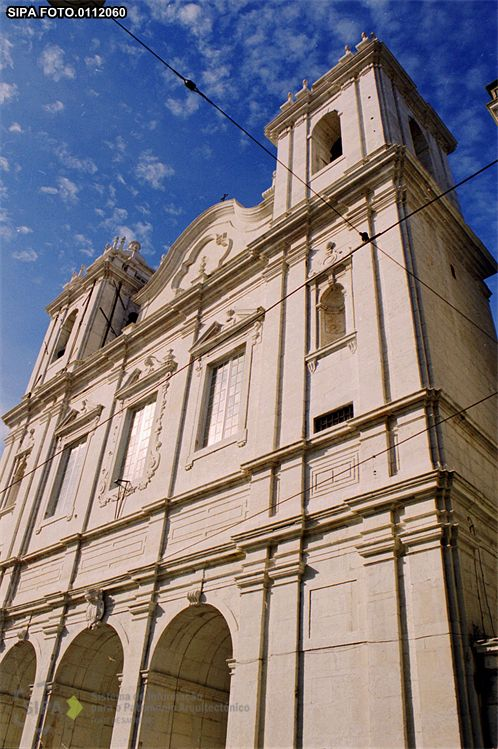 A Igreja dos Paulistas - Santa Catarina, surge-nos na Calçada do Combro, um exemplar da Arquitectura Religiosa, do estilo Barroco Conventual, construida no final do século XVII, entre 1654 e 1680, de