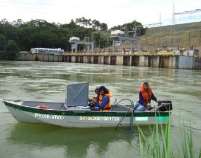 determinar os períodos de maior risco de morte de peixes por passagem pelas turbinas e sugerir que o período noturno dos meses chuvosos seria o mais apropriado para realizar aberturas das comportas