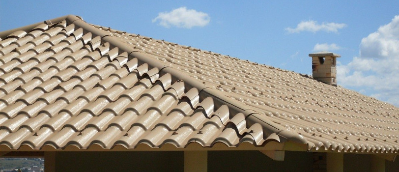 Cumeeira Triangular A peça de Cumeeira Triangular deve ser usada no encontro de três lados do telhado. A cumeeira triangular deve cobrir todas as telhas.