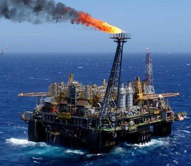 A indústria petroleira, a exploração de gás e o uso da costa para o comércio marítimo internacional são atividades de destaque.