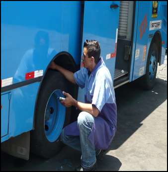 Pneus reformados geram ECONOMIA!! O pneu é reformado em média duas vezes gerando três vidas para a carcaça.