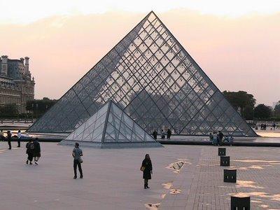 Tarefa 5 Louvre Tema: Geometria Tópico: Sólidos geométricos Subtópico: Área da superfície e volume Em frente à entrada principal do museu do Louvre, em Paris, existe um conjunto de pirâmides formadas