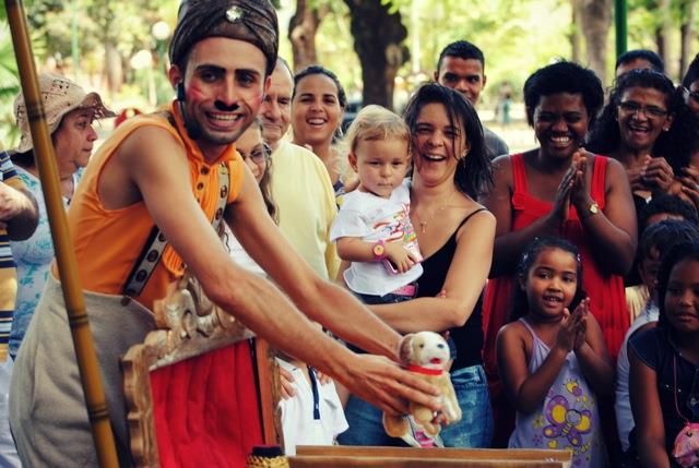 Sinopse Transportando o público para o universo clássico e imaginário do circo de pulgas, o espetáculo apresenta Maria, a pulga adestrada que chega de paraquedas, canta, faz música com panelas, cospe