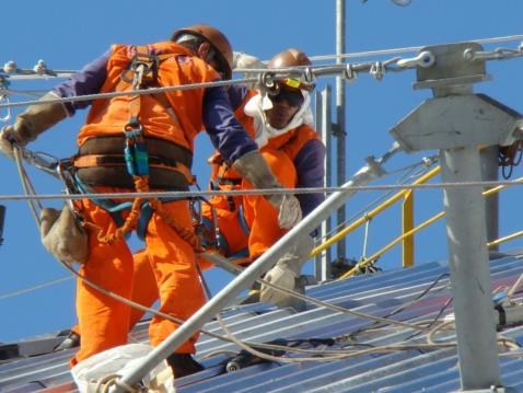 Projeto de Fiscalização do MTE na indústria da Construção Civil: Linhas de Vida: a - Utilização obrigatória em trabalho em telhados, andaimes, periferia de obra, atividades acima de 2m - para fixação