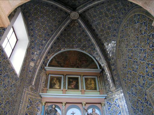 Na Igreja de São Tiago, o azulejamento da abóbada foi determinado pela sua configuração em aresta.