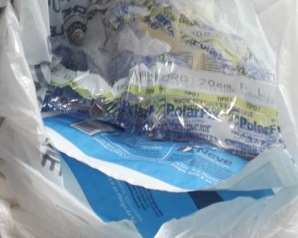 papel nos sacos branco leitosos Dos resíduos do Grupo A as luvas representam 12% da contribuição dos resíduos, considerando que 1 par de luva possui uma massa muito pequena é visível o grande volume