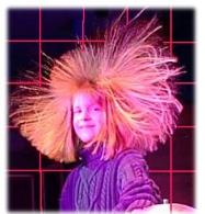 ssim e eletrizados com cargas positivas RESPOST () 5) (EFET-E-00) Uma criança, encostada em um gerador eletrostático de Van der Graff, fica com os cabelos arrepiados, porque: a) os cabelos ficam mais