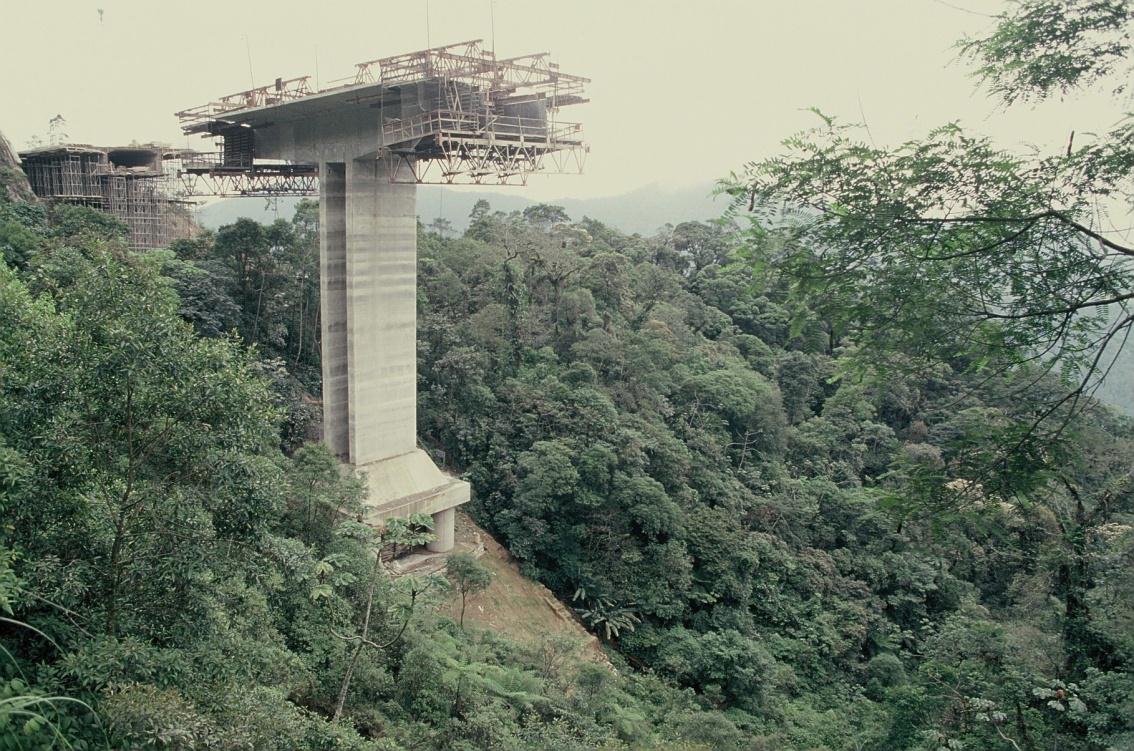 Casos recentes 3 Construção da pista ascendente da rodovia dos Imigrantes (1972) 2002 Fonte: A.L.C. Gallardo (2004) 1972 Construção da pista descendente da rodovia dos Imigrantes (2001) L.