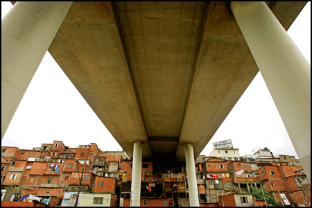 ANTROPOLOGIA URBANA Etnografia urbana é pensada sempre na escala de quem a pratica, de quem a significa.