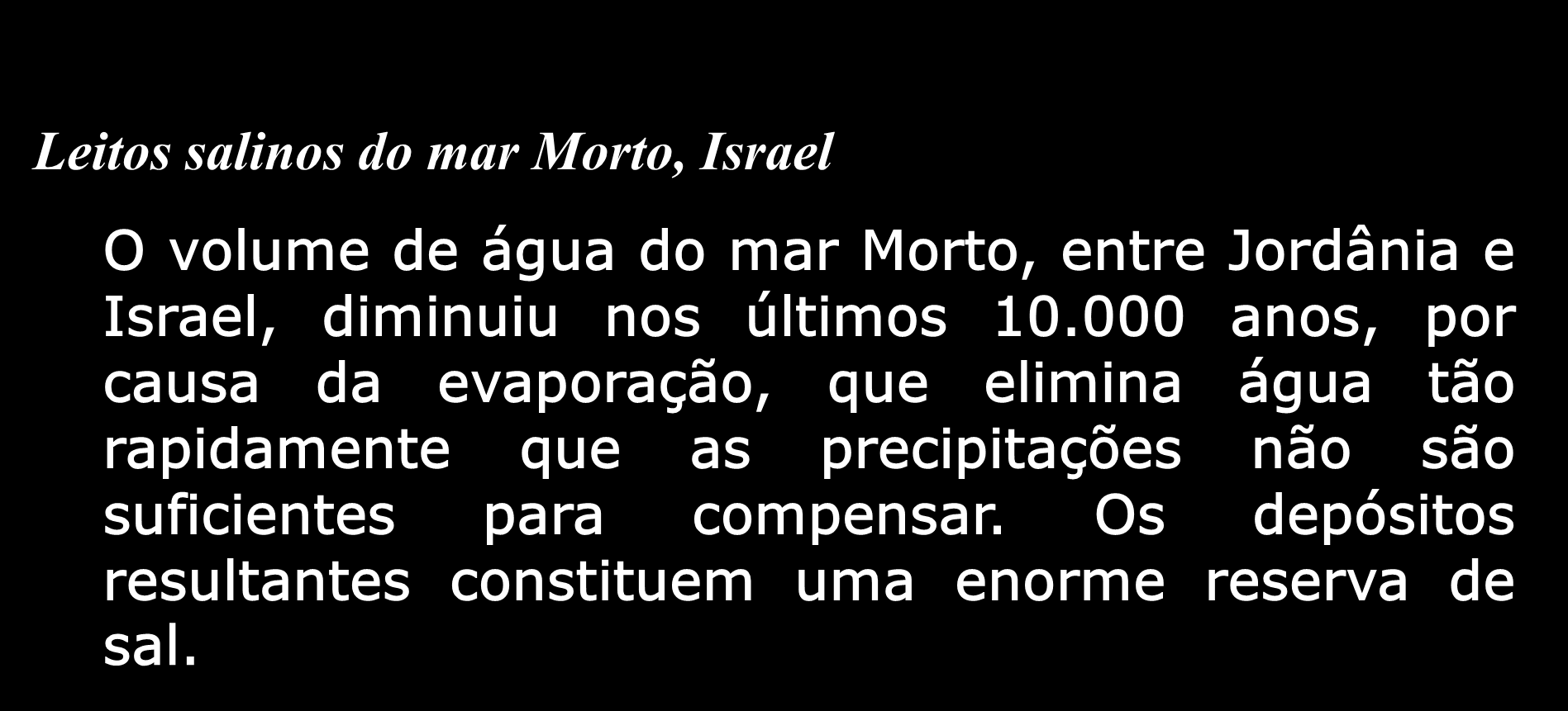 Leitos salinos do mar Morto, Israel O volume de água do mar Morto, entre