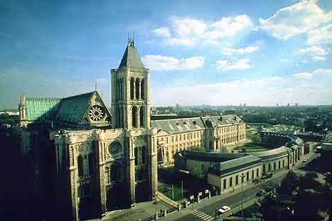 Abadia de Saint-Denis - França A igreja gótica possui três portais, que dão acesso a três naves no