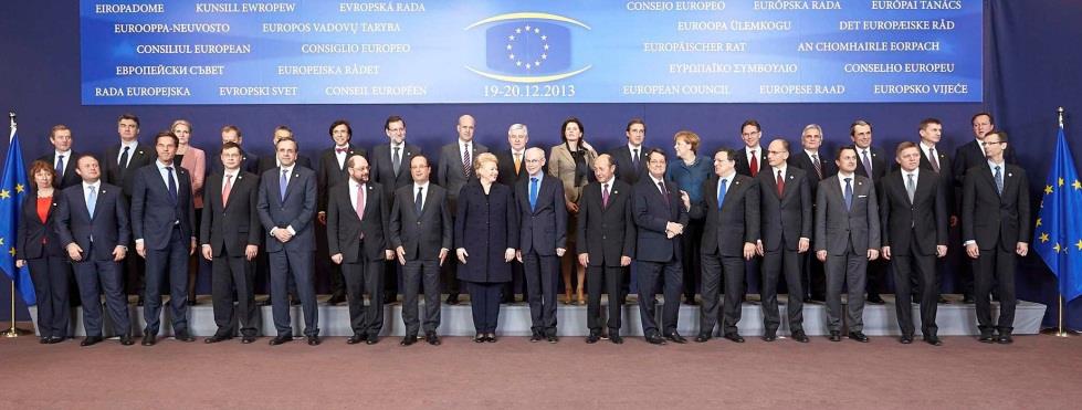 Como a UE toma decisões Comissão Europeia A Comissão Europeia é composta por 28 políticos (os «Comissários»), um de cada país da UE. São assistidos por peritos, advogados, secretárias e tradutores.
