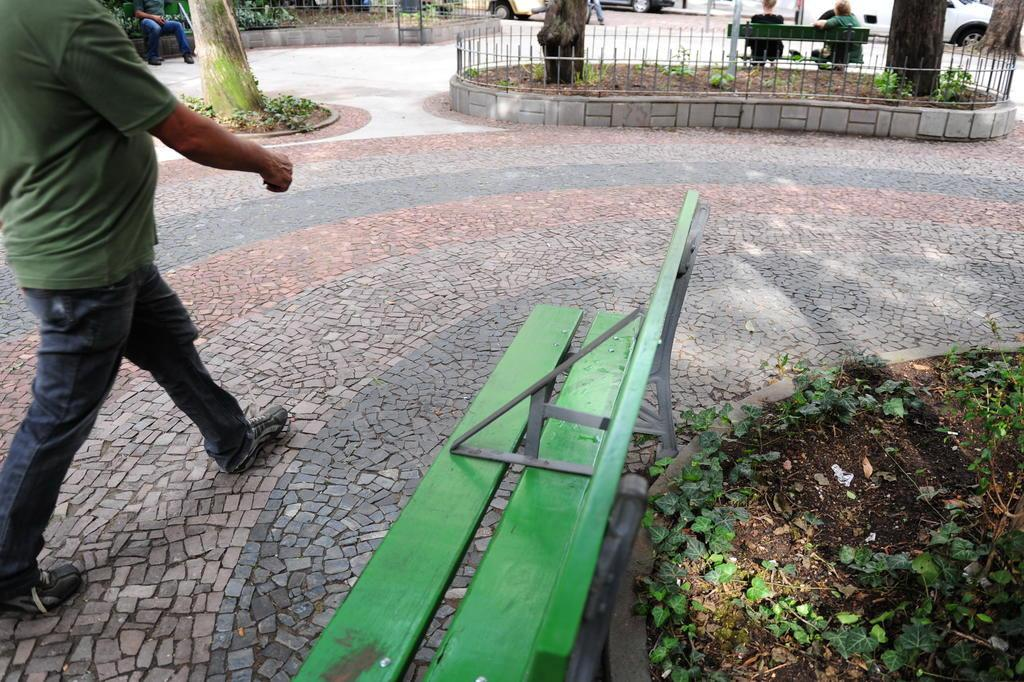 Banco antimoradores de rua foi instalado na Praça Daltro Filho no ano passado Foto: Fernando Gomes No final da tarde desta terça-feira, a Fasc encaminhou uma nota sobre a situação dos moradores de