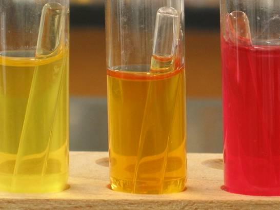PROVA DA FERMENTAÇÃO DE CARBOIDRATOS A prova positiva é indicada pela viragem da cor do meio (amarelo) devido a produção de ácidos, com abaixamento do ph do meio.