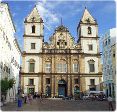 Barroco no Brasil Arquitetura Escultura No Brasil, o traço notável das igrejas barrocas evidencia o primeiro grande momento de expansão colonial em nosso território, que se faria notar, portanto,