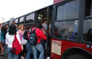 COMO LEVAR A BICICLETA NO ÔNIBUS O transporte da bicicleta em ônibus municipais, não é permitido devido as condições do transporte em si, e também por falta de espaço e suportes adequados.