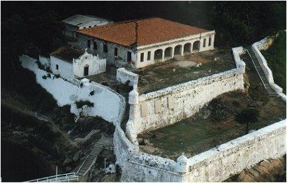 Os Fortes Para defender a baía de Santos e o restante da região que forma a Baixada Santista, muitas fortificações foram construídas durante o