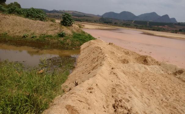 OUTRAS AÇÕES DE CONTENÇÃO Visando impedir o direcionamento da pluma de turbidez para os rios e lagoas interligadas ao Rio Doce, tais como o Rio Pequeno, a Lagoa Nova, a Lagoa do Taboão e a Lagoa