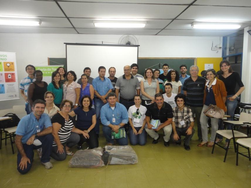 Integrantes recebendo as perneiras da ETH.