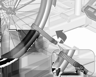 82 Arrumação Montagem do suporte para bicicletas Empurrar o suporte (1) para baixo e rodar o manípulo (2) para trás para engatar.